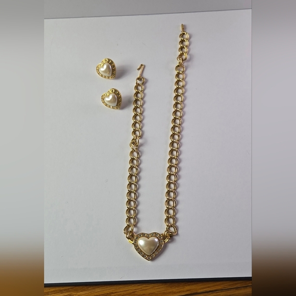 Avon Vintage Gold Tone Fuax Pearl Heart Rhinestones Earrings Necklace Set - Picture 9 of 17
